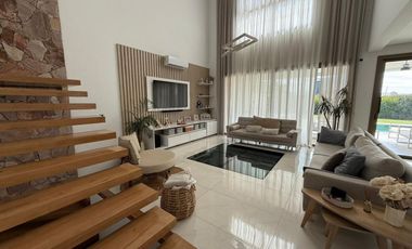 CASA DE CATEGORIA EN BARRIO PRIVADO. RIVADAVIA