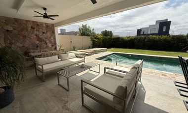 CASA DE CATEGORIA EN BARRIO PRIVADO. RIVADAVIA