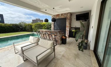 CASA DE CATEGORIA EN BARRIO PRIVADO. RIVADAVIA