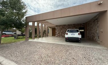 CASA DE CATEGORIA EN BARRIO PRIVADO. RIVADAVIA