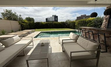 CASA DE CATEGORIA EN BARRIO PRIVADO. RIVADAVIA