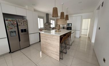 CASA DE CATEGORIA EN BARRIO PRIVADO. RIVADAVIA