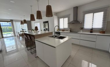 CASA DE CATEGORIA EN BARRIO PRIVADO. RIVADAVIA