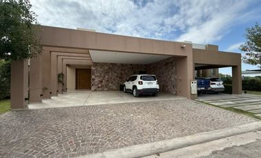 CASA DE CATEGORIA EN BARRIO PRIVADO. RIVADAVIA