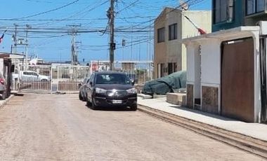 CASA 2 PISOS EN VENTA CONDOMINIO 4 DORM. EN ALTO HOSPICIO