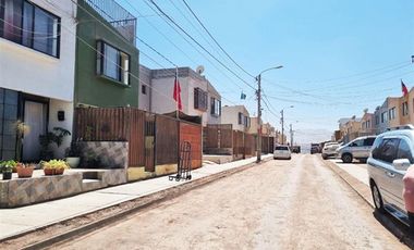 CASA 2 PISOS EN VENTA CONDOMINIO 4 DORM. EN ALTO HOSPICIO