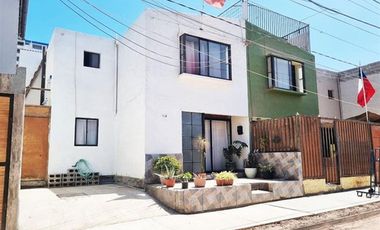 CASA 2 PISOS EN VENTA CONDOMINIO 4 DORM. EN ALTO HOSPICIO