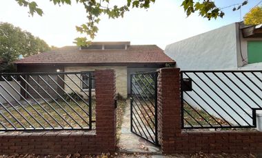 Venta casa en Parque Cisneros  PERMUTA FINANCIA