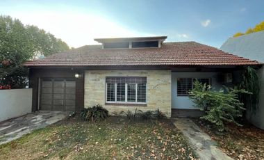 Venta casa en Parque Cisneros  PERMUTA FINANCIA