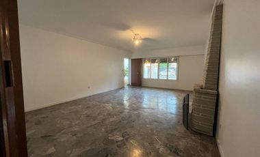 Venta casa en Parque Cisneros  PERMUTA FINANCIA