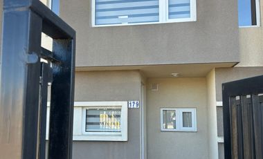 ARRIENDO TOWN HOUSE NUEVA LOS ANGELES