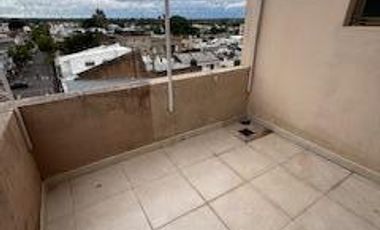 Departamento en  impecable estado,  con tres dormitorios, dos baños, dos cocheras, cocina, living, balcón amplio,  patio interno.-