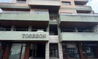 Departamento en  impecable estado,  con tres dormitorios, dos baños, dos cocheras, cocina, living, balcón amplio,  patio interno.-