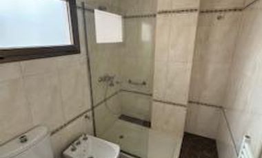 Departamento en  impecable estado,  con tres dormitorios, dos baños, dos cocheras, cocina, living, balcón amplio,  patio interno.-