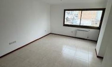 Departamento en  impecable estado,  con tres dormitorios, dos baños, dos cocheras, cocina, living, balcón amplio,  patio interno.-