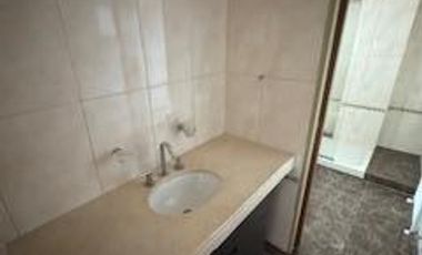 Departamento en  impecable estado,  con tres dormitorios, dos baños, dos cocheras, cocina, living, balcón amplio,  patio interno.-