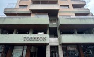 Departamento en  impecable estado,  con tres dormitorios, dos baños, dos cocheras, cocina, living, balcón amplio,  patio interno.-