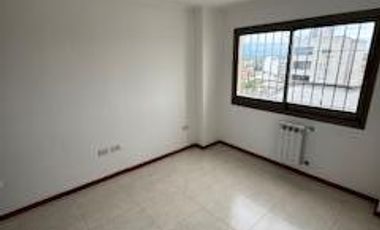 Departamento en  impecable estado,  con tres dormitorios, dos baños, dos cocheras, cocina, living, balcón amplio,  patio interno.-