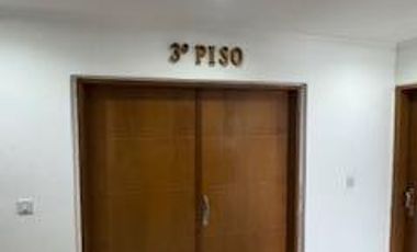 Departamento en  impecable estado,  con tres dormitorios, dos baños, dos cocheras, cocina, living, balcón amplio,  patio interno.-