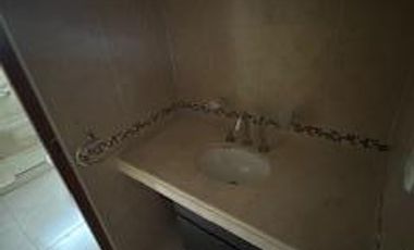 Departamento en  impecable estado,  con tres dormitorios, dos baños, dos cocheras, cocina, living, balcón amplio,  patio interno.-