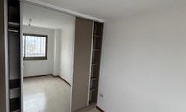 Departamento en  impecable estado,  con tres dormitorios, dos baños, dos cocheras, cocina, living, balcón amplio,  patio interno.-