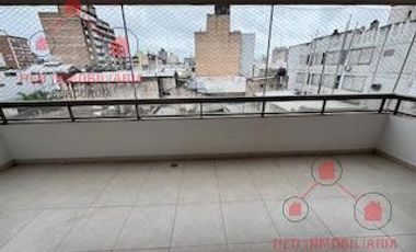 Departamento en  impecable estado,  con tres dormitorios, dos baños, dos cocheras, cocina, living, balcón amplio,  patio interno.-