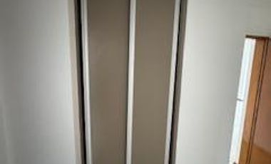 Departamento en  impecable estado,  con tres dormitorios, dos baños, dos cocheras, cocina, living, balcón amplio,  patio interno.-