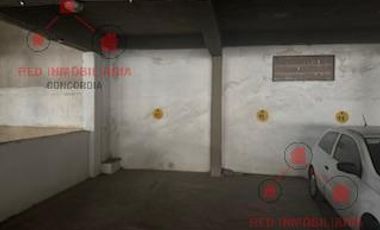 Departamento en  impecable estado,  con tres dormitorios, dos baños, dos cocheras, cocina, living, balcón amplio,  patio interno.-