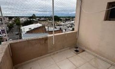 Departamento en  impecable estado,  con tres dormitorios, dos baños, dos cocheras, cocina, living, balcón amplio,  patio interno.-