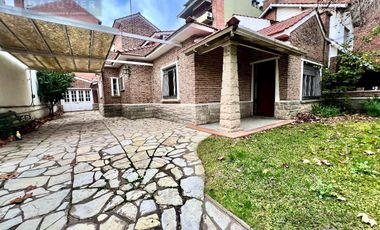 Casa en  ADROGUE EN EXCELENTE UBICACION
