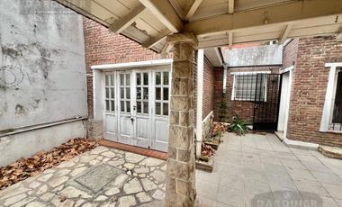 Casa en  ADROGUE EN EXCELENTE UBICACION