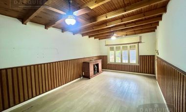 Casa en  ADROGUE EN EXCELENTE UBICACION
