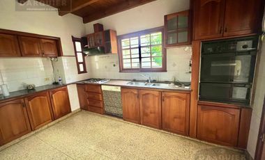 Casa en  ADROGUE EN EXCELENTE UBICACION