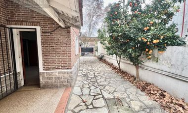 Casa en  ADROGUE EN EXCELENTE UBICACION