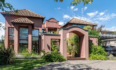 Exclusiva Casa de Categoría. 7 Ambientes, 5 Suites. Jardín, Pileta, Cocheras. Las Caletas - Nordelta