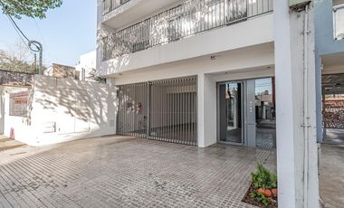 Departamento 3 ambientes con 2 cocheras cubiertas y terraza propia