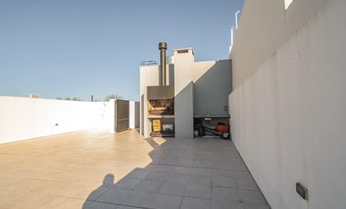 Departamento 3 ambientes con 2 cocheras cubiertas y terraza propia