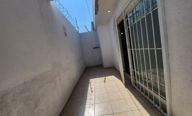 Casa con local en venta, con uso de suelo mixto tipo C