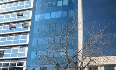 Edificio de excelente categoria con fachada de courtain wall