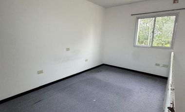Departamento tipo dúplex de un dormitorio en alquiler. Barrio La Cañada. Con entrada para auto y terraza.