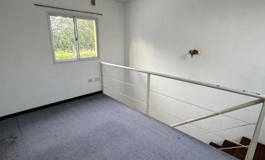 Departamento tipo dúplex de un dormitorio en alquiler. Barrio La Cañada. Con entrada para auto y terraza.