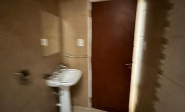 Departamento tipo dúplex de un dormitorio en alquiler. Barrio La Cañada. Con entrada para auto y terraza.