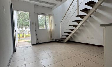 Departamento tipo dúplex de un dormitorio en alquiler. Barrio La Cañada. Con entrada para auto y terraza.