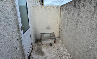 Departamento tipo dúplex de un dormitorio en alquiler. Barrio La Cañada. Con entrada para auto y terraza.