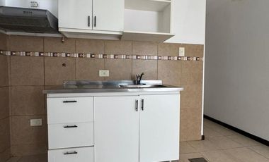 Departamento tipo dúplex de un dormitorio en alquiler. Barrio La Cañada. Con entrada para auto y terraza.