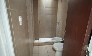 Departamento tipo dúplex de un dormitorio en alquiler. Barrio La Cañada. Con entrada para auto y terraza.