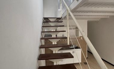 Departamento tipo dúplex de un dormitorio en alquiler. Barrio La Cañada. Con entrada para auto y terraza.