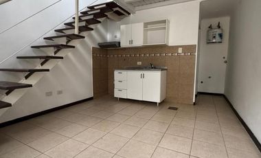 Departamento tipo dúplex de un dormitorio en alquiler. Barrio La Cañada. Con entrada para auto y terraza.