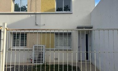 Departamento tipo dúplex de un dormitorio en alquiler. Barrio La Cañada. Con entrada para auto y terraza.