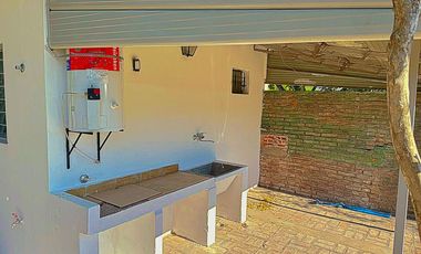 Casa 2 ambientes con terraza y gran fondo Rafael Calzada